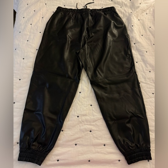 Abercrombie: vegan leather joggers - Picture 2 of 6